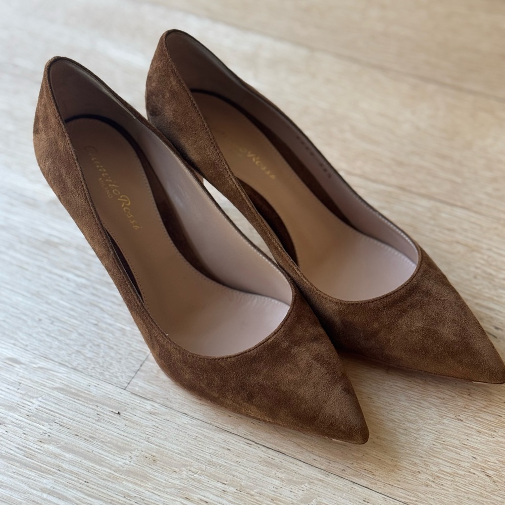 Brown suede Gianvito Rossi pumps, barely worn, timeless classic, size 36.5